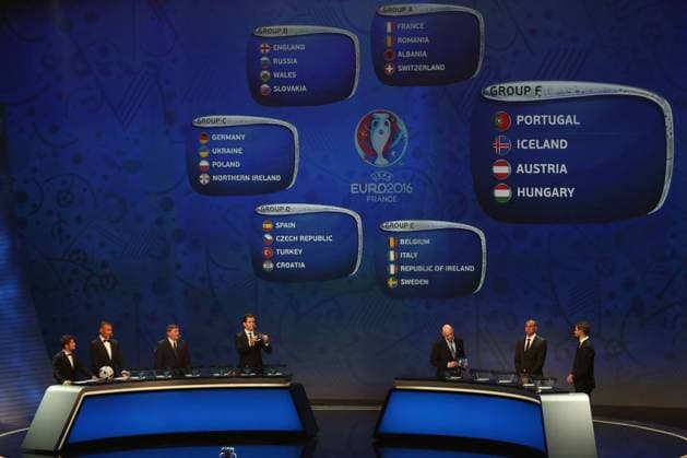 12.12.2015, xjfx, Fussball EM 2016 Auslosung Gruppen, emspor, v.l. Euro 2016 Moderator Bixente Lizarazu (Frankreich),Moderator Ruud Gullit (Hollan) Antonin Panenka (Ehemaliger tschechoslowakischer Fußballspieler),Team Manager Oliver Bierhoff (Deutsche Fussball Nationalmannschaft DFB), Gianni Infantino (Schweiz) Generalsekretär der Vereinigung europäischer Fussballverbände UEFA,David Trezeguet (Ehemaliger französischer Fußballspieler),Angelos Charisteas (Griechischer Fußballspieler), Übersicht Gruppen a bis F