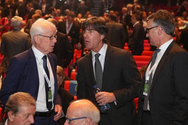 12.12.2015, xjfx, Fussball EM 2016 Auslosung Gruppen, emspor, v.l.Delegationsleiter der kommissarische DFB-Präsident Reinhard Rauball, Trainer Joachim JOGI Loew (Deutsche Fussball Nationalmannschaft DFB), Teamcoach Germany, DFB-Generalsekretär Helmut Sandrock (Deutscher Fussball Bund)