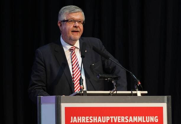 FUSSBALL - JAHRESHAUPTVERSAMMLUNG 2015 - 12.12.2015, 1. FC KAISERSLAUTERN Jahreshauptversammlung 2015, Aufsichtsratvorsitzender PROF. DR. DIETER ROMBACH (FCK), -