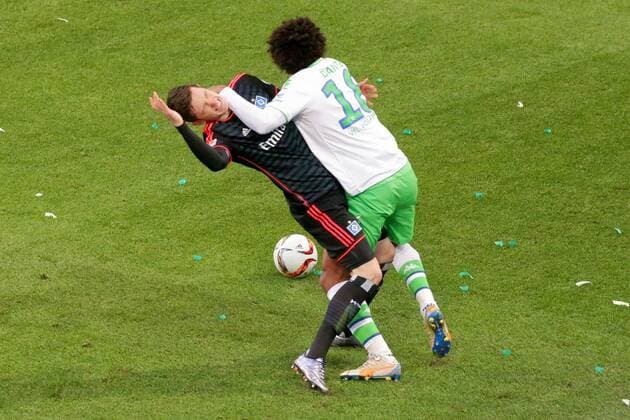 Aus 1. BL Saison 2015 16 VfL Wolfsburg gegen Hamburger SV 1:1 am 12.12.2015 in der VW Arena. Im Foto: Foul von Dante 18 an Michael Gregoritsch 23 - Schiri Wolfgang Stark ließ weiterspielen