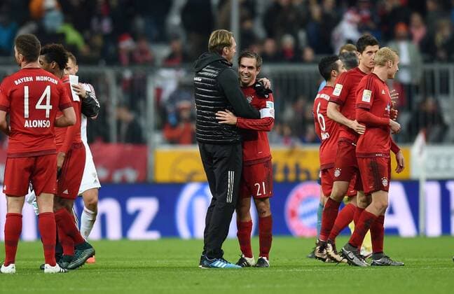 Fussball 1. Bundesliga Saison 2015 2016 16. Spieltag FC Bayern Muenchen - FC Ingolstadt 12.12.2015 Philipp Lahm (Mitte re, FC Bayern Muenchen) umarmt von Trainer Ralph Hasenhuettl (FC Ingolstadt) 