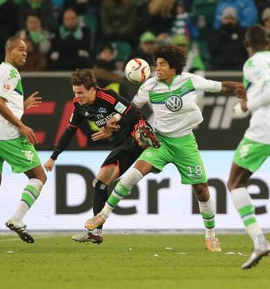 v.l. Gotoku Sakai (Hamburger SV), Dante Bonfim Costa Santos (VfL Wolfsburg)