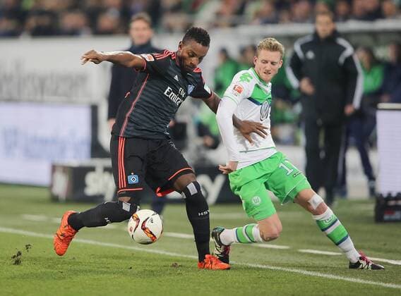 Zweikampf zwischen v.l. Cleber Janderson Pereira Reis (Hamburger SV) und Andre Schuerrle (VfL Wolfsburg)