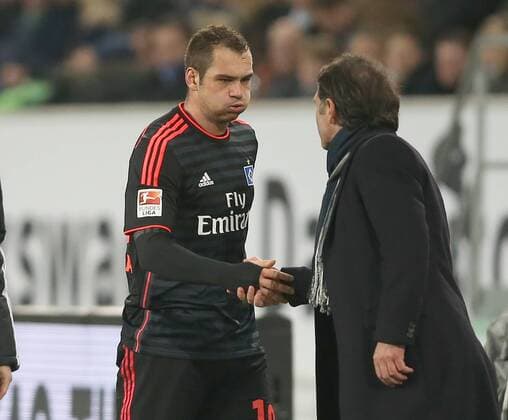 Auswechslung Pierre-Michel Lasogga (Hamburger SV), Handschlag mit Coach Bruno Labbadia (Hamburger SV)