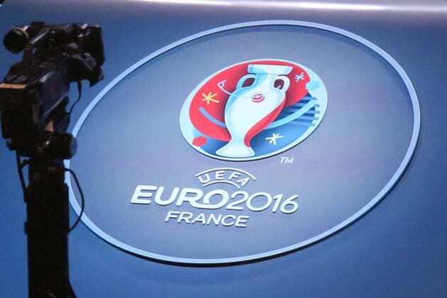 12.12.2015, xjfx, Fussball EM 2016 Auslosung Gruppen, emspor, v.l. TV Kamera, Logo EURO 2016 France
