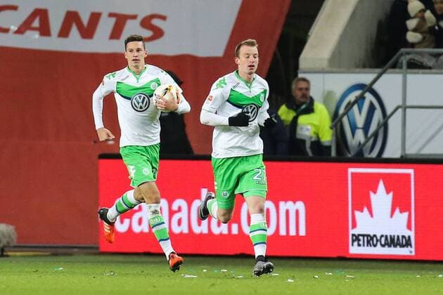 Torjubel - Torschütze Maximilian Arnold (re.) trifft zum 1-1 und Julian Draxler (VfL Wolfsburg) - 1. Fußball Bundesliga Punktspiel Saison 2015-2016 VfL Wolfsburg vs. Hamburger SV in der Volkswagen Arena in Wolfsburg - Aktion,Deutschland, Fußball, Mann, Männer,12.12.2015 Pressebuero Schroedter