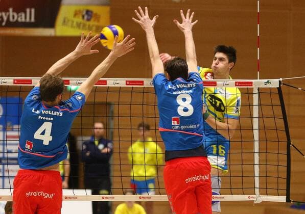 12.12.2015 - Volleyball - 2. Bundesliga Süd Männer - Saison 2015 2016 - SV Schwaig gg Leipzig - JüRa - Perica Stanic (16, SV Schwaig ) gg Marvin Freese (4, L.E. Volleys Leipzig) und Jannik Kühlborn (8, L.E. Volleys Leipzig)