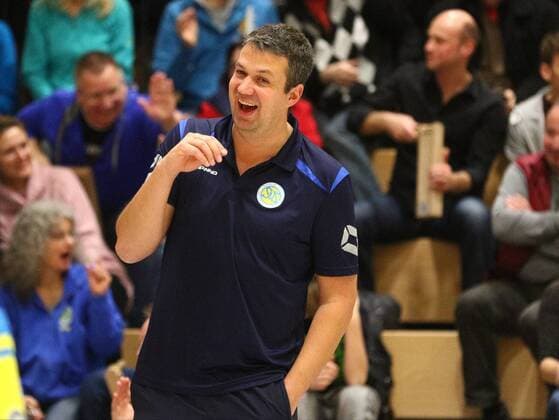 12.12.2015 - Volleyball - 2. Bundesliga Süd Männer - Saison 2015 2016 - SV Schwaig gg Leipzig - JüRa - Michael Raddatz (Trainer SV Schwaig ) lacht