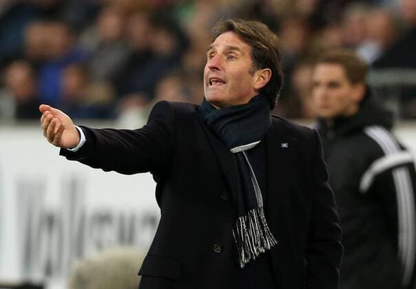 Trainer Bruno Labbadia gestikulierend Einzelbild Freisteller Aktion Fußball Fussball DFL erste 1.Bundesliga Herren Saison 2015 2016 12.12.2015 VfL Wolfsburg vs. Hamburger SV HSV