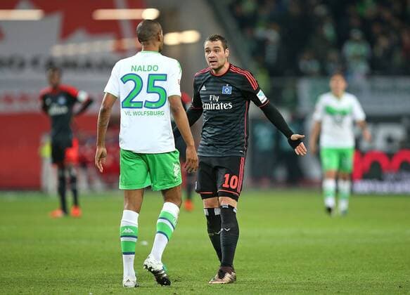 12.12.2015, Fussball 1.Bundesliga 2015 2016, 16.Spieltag, VfL Wolfsburg - Hamburger SV, in der Volkswagen Arena, Wolfsburg. v.l. Naldo (Wolfsburg) und Pierre-Michel Lasogga (Hamburg) geraden aneinander 