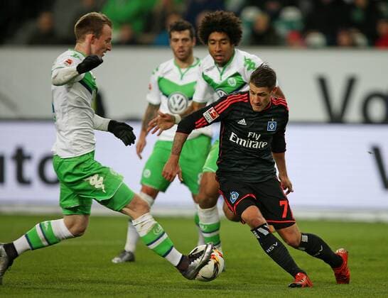 12.12.2015, Fussball 1.Bundesliga 2015 2016, 16.Spieltag, VfL Wolfsburg - Hamburger SV, in der Volkswagen Arena, Wolfsburg. v.l. Maximilian Arnold (Wolfsburg) , Vieirinha (Wolfsburg) und Dante (Wolfsburg) gegen Ivo Ilicevic (Hamburg) 