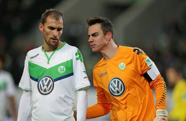 12.12.2015, Fussball 1.Bundesliga 2015 2016, 16.Spieltag, VfL Wolfsburg - Hamburger SV, in der Volkswagen Arena, Wolfsburg. v.l. Bas Dost (Wolfsburg) und Torwart Diego Benaglio (Wolfsburg) 