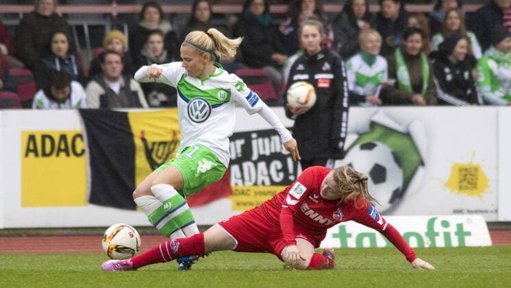 Fußball, Allianz Frauen Bundesliga, 1. FC Köln - VfL Wolfsburg; Grätsche gegen Julia Simic (Wolfsburg, 31) Zweikampf, Duell, duell, tackle, Tackling, Aktion, action. xtgx