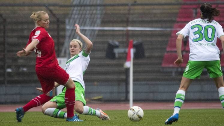 Fußball, Allianz Frauen Bundesliga, 1. FC Köln - VfL Wolfsburg; Tackling von Nilla Fischer (Wolfsburg; Kapitänin, captain, 4) Zweikampf, Duell, duell, tackle, Tackling, Aktion, action. xtgx