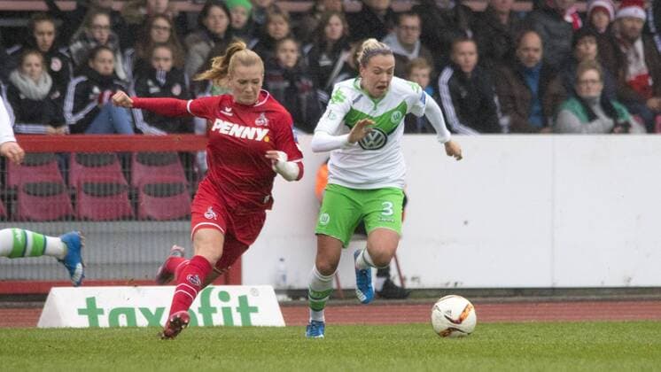 Fußball, Allianz Frauen Bundesliga, 1. FC Köln - VfL Wolfsburg; Zsanett Jakabfi (Wolfsburg, 3) (rechts) setzt sich durch. Zweikampf, Duell, duell, tackle, Tackling, Aktion, action. xtgx