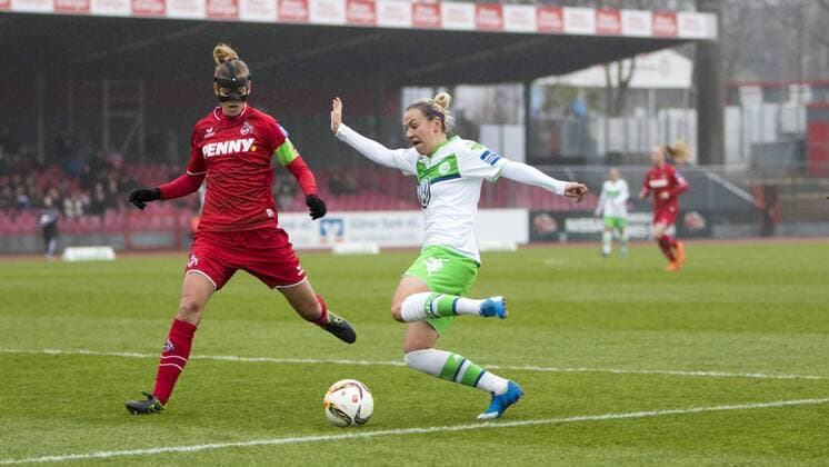Fußball, Allianz Frauen Bundesliga, 1. FC Köln - VfL Wolfsburg; Zsanett Jakabfi (Wolfsburg, 3) schlägt eine Flanke. xtgx