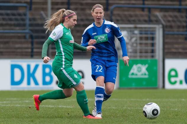 v.li.: Meggie Schröder (Schroder, Schroeder, SV Werder Bremen, 27) im Zweikampf mit Stefanie Draws (1. FFC Turbine Potsdam, 22), Fussball, Allianz Frauen-Bundesliga, 1. FFC Turbine Potsdam - SV Werder Bremen, xobx