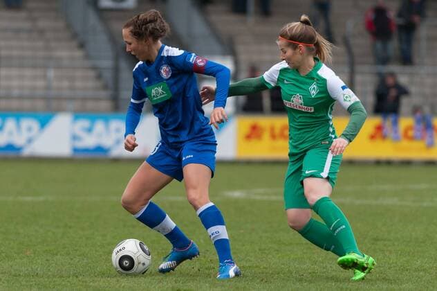 v.li.: Lia Wälti (Walti, Waelti, 1. FFC Turbine Potsdam, 13) im Zweikampf mit Marie-Louise Eta (SV Werder Bremen, 6), Fussball, Allianz Frauen-Bundesliga, 1. FFC Turbine Potsdam - SV Werder Bremen, xobx