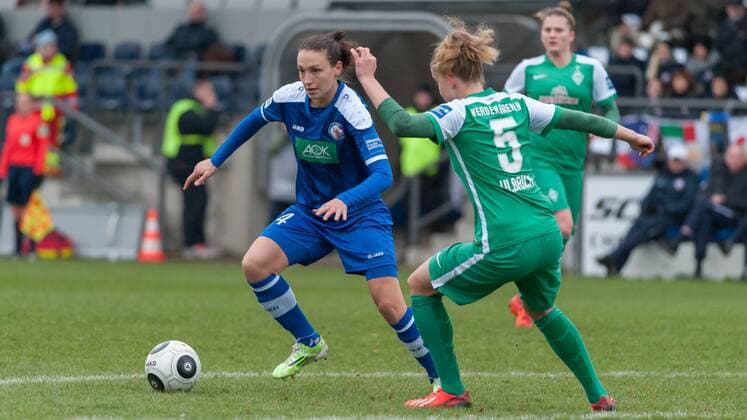 v.li.: Ilaria Mauro (1. FFC Turbine Potsdam, 24) im Zweikampf mit Michelle Ulbrich (SV Werder Bremen, 5), Fussball, Allianz Frauen-Bundesliga, 1. FFC Turbine Potsdam - SV Werder Bremen, xobx