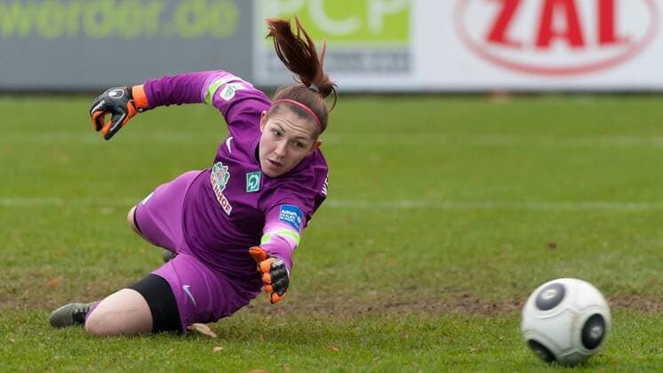 Torhüterin, Torwart Jennifer Martens (SV Werder Bremen, 22) greift nach dem Ball, Freisteller, Einzelbild, Aktion, Fussball, Allianz Frauen-Bundesliga, 1. FFC Turbine Potsdam - SV Werder Bremen, xobx