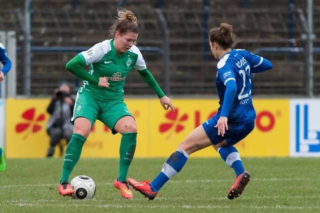 v.li.: Lisa-Marie Scholz (SV Werder Bremen, 7) im Zweikampf mit Lidija Kulis (1. FFC Turbine Potsdam, 23), Fussball, Allianz Frauen-Bundesliga, 1. FFC Turbine Potsdam - SV Werder Bremen, xobx