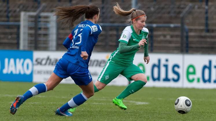 v.li.: Lia Wälti (Walti, Waelti, 1. FFC Turbine Potsdam, 13) im Laufduell mit Marie-Louise Eta (SV Werder Bremen, 6), Fussball, Allianz Frauen-Bundesliga, 1. FFC Turbine Potsdam - SV Werder Bremen, xobx