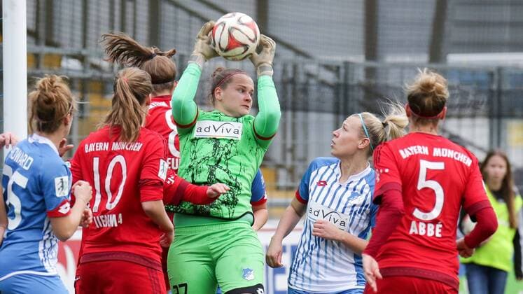 Friederike Abt (Torwart, Hoffenheim, 27) fängt eine Flanke ab, Fussball, Allianz Frauen-Bundesliga, TSG 1899 Hoffenheim - FC Bayern München, xozx