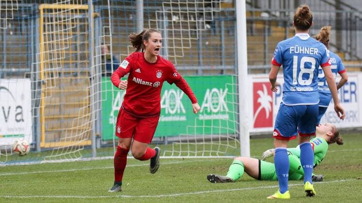 Sara Ilonka Däbritz (Sara Daebritz, FCB, 33) dreht nach ihrem Tor zum 0:1 jubelnd ab, Jubel, Torjubel, Torerfolg, celebrate the goal, goal, celebration, Jubel ueber das Tor, optimistisch, Action, Aktion, Fussball, Allianz Frauen-Bundesliga, TSG 1899 Hoffenheim - FC Bayern München, xozx