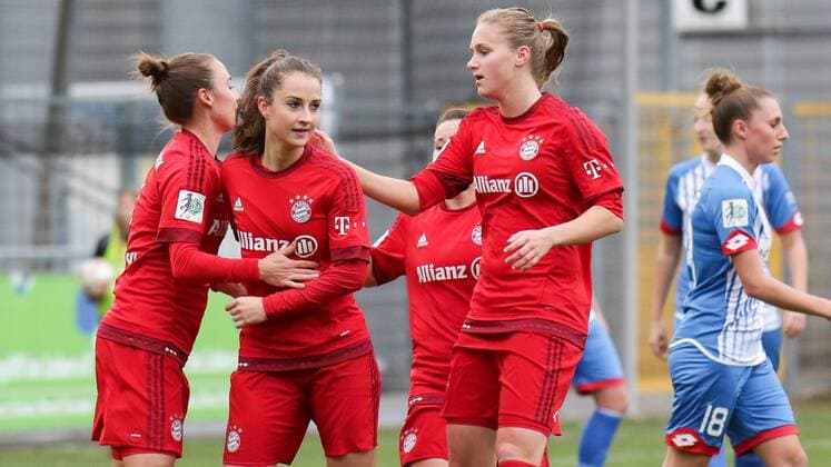 v.li.: Gina Lewandowski (FCB, 2), Torschützin Sara Ilonka Däbritz (Sara Daebritz, FCB, 33), Nicole Rolser (FCB, 29) und Vivianne Miedema (FCB, 10) jubeln über das 0:1, Jubel, Torjubel, Torerfolg, celebrate the goal, goal, celebration, Jubel ueber das Tor, optimistisch, Action, Aktion, Fussball, Allianz Frauen-Bundesliga, TSG 1899 Hoffenheim - FC Bayern München, xozx