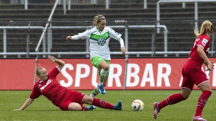 Fußball, Allianz Frauen Bundesliga, 1. FC Köln - VfL Wolfsburg; Tackling gegen Lena Goeßling (Goessling, Wolfsburg, 28) Zweikampf, Duell, duell, tackle, Tackling, Aktion, action. xtgx