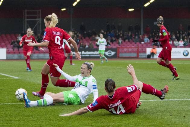 Fußball, Allianz Frauen Bundesliga, 1. FC Köln - VfL Wolfsburg; Zsanett Jakabfi (Wolfsburg, 3) wird gefoult. Zweikampf, Duell, duell, tackle, Tackling, Aktion, action. mit Schmerzen nach Foul, verletzt, angeschlagen, am Boden, pain. xtgx