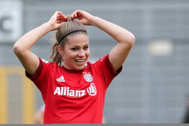 Melanie Leupolz (FCB, 8) richtet sich die Haare, Freude, freundlich, fröhlich, strahlend, optimistisch, Fussball, Allianz Frauen-Bundesliga, TSG 1899 Hoffenheim - FC Bayern München, xozx