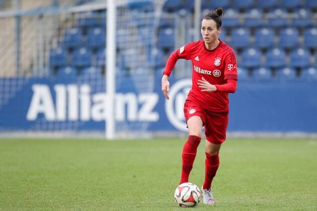 Viktoria Schnaderbeck (FCB, 25) am Ball, Freisteller, Einzelbild, Aktion, Action, vor der Allianz Werbebande, Fussball, Allianz Frauen-Bundesliga, TSG 1899 Hoffenheim - FC Bayern München, xozx