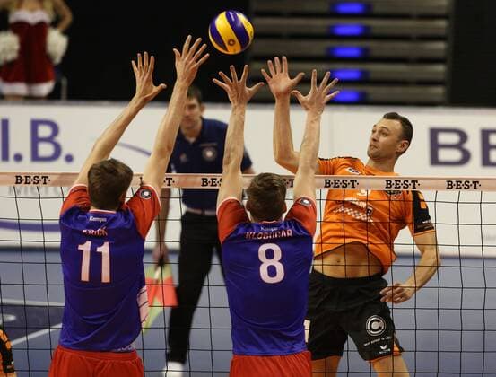Tobias Krick, Jan Klobucar, Paul Lotman im Angriff Volleyball Bundesliga Herren Saison 2015 2016 13.12.2015 BR Volleys Berlin BRV vs. United Volleys RheinMain