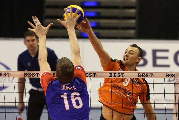 Christian Dünnes, Paul Lotman im Angriff Volleyball Bundesliga Herren Saison 2015 2016 13.12.2015 BR Volleys Berlin BRV vs. United Volleys RheinMain
