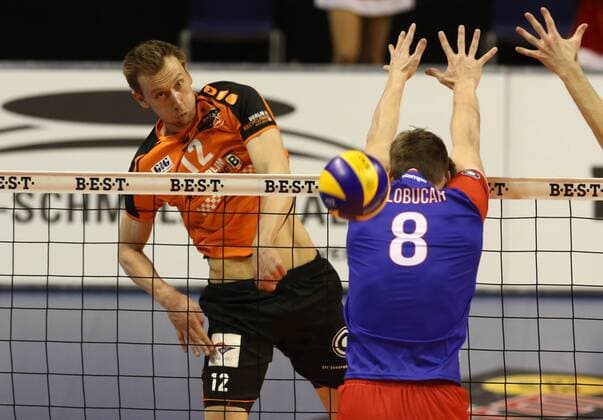 Paul Carroll im Angriff, Jan Klobucar Volleyball Bundesliga Herren Saison 2015 2016 13.12.2015 BR Volleys Berlin BRV vs. United Volleys RheinMain