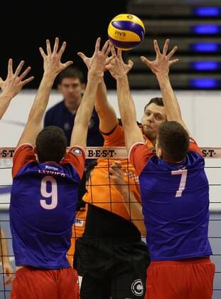Georg Escher, Jannis Hopt, Robert Kromm im Angriff Volleyball Bundesliga Herren Saison 2015 2016 13.12.2015 BR Volleys Berlin BRV vs. United Volleys RheinMain