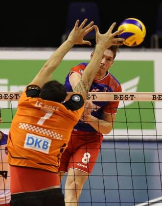 Christian Dünnes im Angriff, Nicolas Le Goff Volleyball Bundesliga Herren Saison 2015 2016 13.12.2015 BR Volleys Berlin BRV vs. United Volleys RheinMain