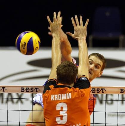 Bilder des Tages - SPORT Christian Dünnes im Angriff, Robert Kromm Volleyball Bundesliga Herren Saison 2015 2016 13.12.2015 BR Volleys Berlin BRV vs. United Volleys RheinMain