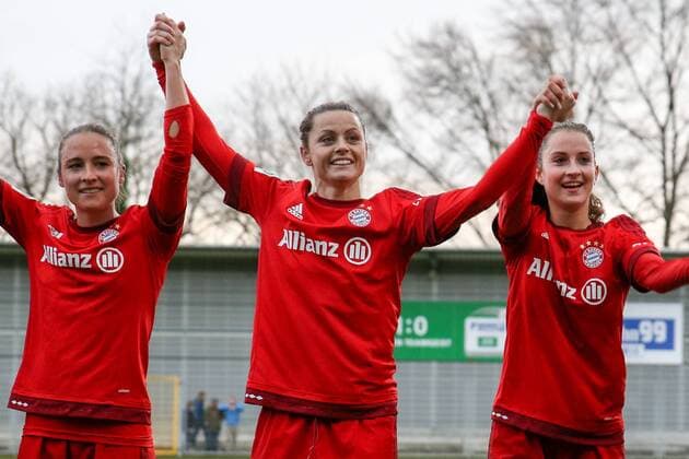 v.li.: Gina Lewandowski (FCB, 2), Nora Holstad Berge (FCB, 15), Sara Ilonka Däbritz (Sara Daebritz, FCB, 33) jubeln nach dem Schlusspfiff mit den Fans, Fussball, Allianz Frauen-Bundesliga, TSG 1899 Hoffenheim - FC Bayern München, xozx