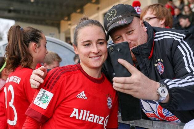 Gina Lewandowski (FCB, 2) macht ein Selfie mit einem männlichen Bayern-Fan, Fussball, Allianz Frauen-Bundesliga, TSG 1899 Hoffenheim - FC Bayern München, xozx