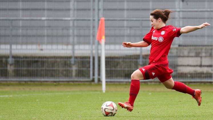 Nicole Rolser (FCB, 29) holt zum Torschuss aus, Freisteller, Einzelbild, Aktion, Action, Fussball, Allianz Frauen-Bundesliga, TSG 1899 Hoffenheim - FC Bayern München, xozx