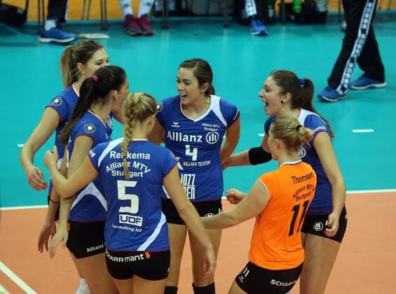 Allianz MTV Stuttgart - Köpenicker SC Berlin Deutschland, Stuttgart, 13.11.2015, Volleyball, 1. Bundesliga Frauen, Saison 2015 2016, Allianz MTV Stuttgart - Köpenicker SC Berlin: v.l. Kim Renkema, Valerie Nichol, Lisa Thomsen (alle Allianz MTV Stuttgart).