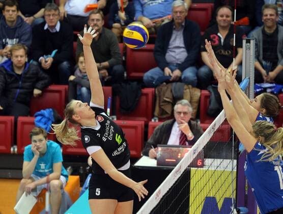 Allianz MTV Stuttgart - Köpenicker SC Berlin Deutschland, Stuttgart, 13.11.2015, Volleyball, 1. Bundesliga Frauen, Saison 2015 2016, Allianz MTV Stuttgart - Köpenicker SC Berlin: li. Kaleigh Nelson (Köpenicker SC Berlin).