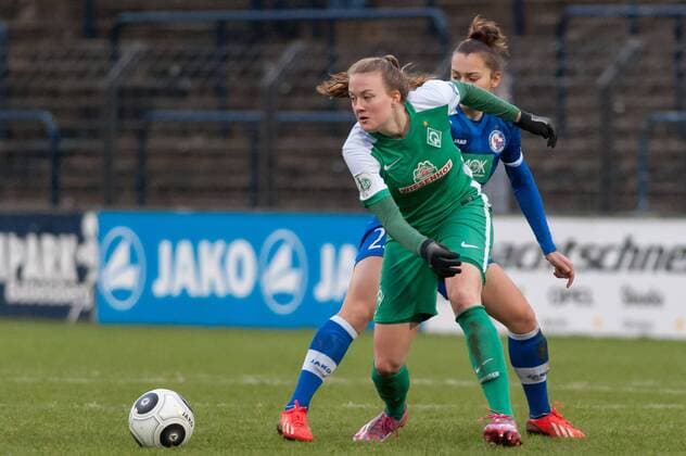 v.li.: Stefanie Antonia Sanders (SV Werder Bremen, 20) im Zweikampf mit Lidija Kulis (1. FFC Turbine Potsdam, 23), Fussball, Allianz Frauen-Bundesliga, 1. FFC Turbine Potsdam - SV Werder Bremen, xobx
