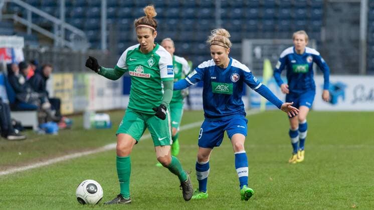 v.li.: Daniela Schacher (SV Werder Bremen, 19) im Zweikampf mit Svenja Huth (1. FFC Turbine Potsdam, 9), Fussball, Allianz Frauen-Bundesliga, 1. FFC Turbine Potsdam - SV Werder Bremen, xobx