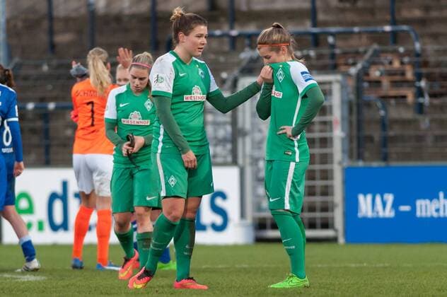 v.li.: Lisa-Marie Scholz (SV Werder Bremen, 7) und Marie-Louise Eta (SV Werder Bremen, 6) enttäuscht schauend, Enttäuschung nach der Niederlage, Fussball, Allianz Frauen-Bundesliga, 1. FFC Turbine Potsdam - SV Werder Bremen, xobx