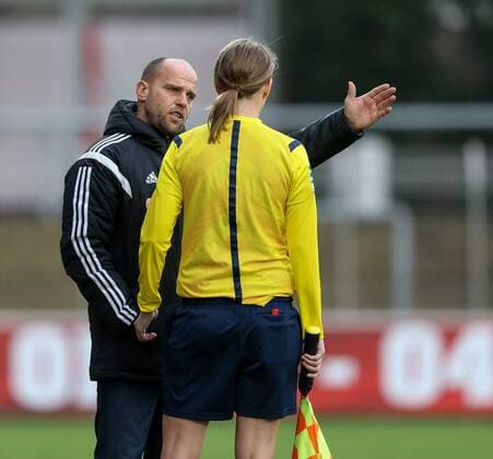 Leverkusen vl. Thomas Obliers (Trainer, Cheftrainer, Coach Leverkusen, TO) beschwert sich bei der Assistentin, Bayer 04 Leverkusen - 1. FFC Frankfurt, Fussball, Damen, Frauen, Allianz Frauen-Bundesliga, Spieltag 1, 13.12.2015 Copyright: Horn xEibner-Pressefoto EP_bhorn