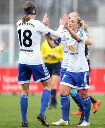Leverkusen vl. Tor Vorlage von Kerstin Garefrekes (Frankfurt, 18), und Tor zum 1:0 durch Mandy Islacker (Frankfurt, 17) klatschen sich ab, Bayer 04 Leverkusen - 1. FFC Frankfurt, Fussball, Damen, Frauen, Allianz Frauen-Bundesliga, Spieltag 1, 13.12.2015 Copyright: Horn xEibner-Pressefoto EP_bhorn