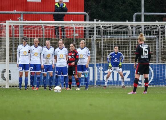 Leverkusen vl. Freistoß eis 17 Metern, Im Fokus Desiree Schumann (Torwart, Torhueter, Torhueterin, Keeper, Frankfurt, 1) , Bayer 04 Leverkusen - 1. FFC Frankfurt, Fussball, Damen, Frauen, Allianz Frauen-Bundesliga, Spieltag 1, 13.12.2015 Copyright: Horn xEibner-Pressefoto EP_bhorn